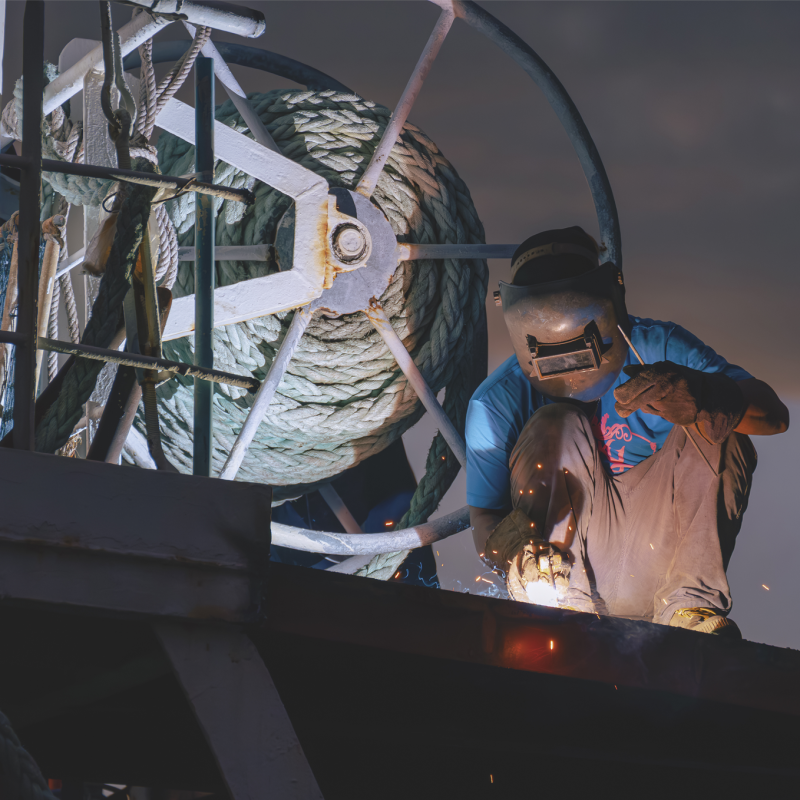 welder-using-arc-welding-machine-to-repairing-ster-2025-03-11-03-17-20-utc